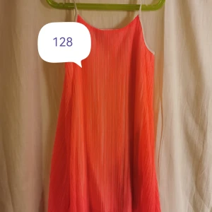 Barn klänning 128 - Neon korall Volangig botten Rosa underkjol Vita glitter axelband  Försöker syna och få med alla skavanker, friskriver mig från att missat någon detalj