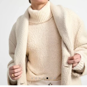 Såå mysig törja - Stickad tröja från Lindex i deras Premium kollektion, super mjuk och skön. Slutsåld på hemsidan😃