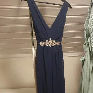 Balklänning - Balklänning i strl 10 UK så gissar på 38🥰 Jättefint skick. Axelremmarna är uppsydda men inte avklippta så går att justera.