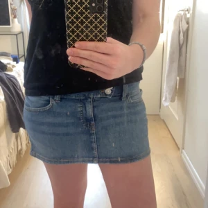 jeans kjol - superfin lågmidjat jeanskjol, aldrig använd, i nyskick💕