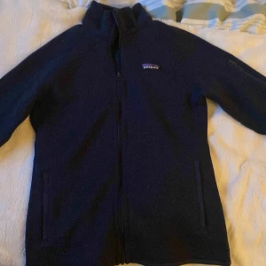 patagonia fleece small - Patagonia fleece i riktigt bra skick som är i storlek S  om ni har några frågor eller vill ha mer bilder kan ni bara höra av er   priset går att diskutera 