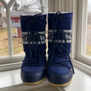Marinblå moonboots - Säljer mina blåa moonboots, de är ganska slitna i bak som ni kan se på sista bilden. Pris kan diskuteras 