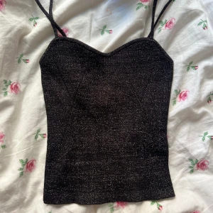 Glittrigt linne  - Ribbat svart glitter linne ifrån H&M! Aldrig använd 