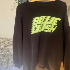 Svart billie eilish hoodie med hennes racer logo. Köpt för ca 4 år sedan, men fortfarande som nyskick! 