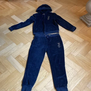 Juicy Couture sätt  - Det är ett Juicy Couture sätt i mörkblått/svart. Den ända storleksmärkning som finns är 12-13. Jag är 160 cm lång och det är bara lite för litet för mig. Det går att pruta.