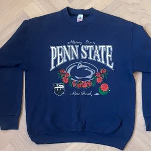 Fruit of the loom sweatshirt - Väldigt fräsch fruit of the loom tröja med amerikansk universitets stil. Använd men har inga fläckar eller hål. Texten däremot spricker lite och själva trycket. 