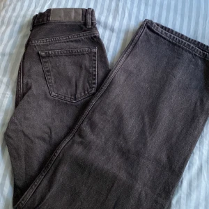 Junkyard jeans - Svarta i strl 26 - Svarta Junkyard Wide leg jeans i strl 26. Använda men i fint skick