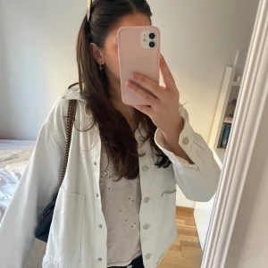 Jeansjacka  - Vit jeansjacka från zara, knappt använd💗 