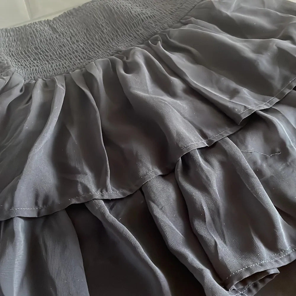 En svart smock kjol från Kappahl i storlek 170 men passar XS-S-M💕 Säljer pga kommer ej till användning💕. Kjolar.