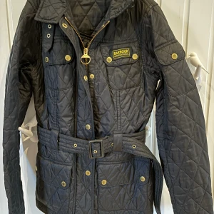 Barbour jacka - Säljer min älsklingsjacka då den tyvärr blivit för liten för mig. Modell: Barbour International Quilt. Nypris: 2 500kr