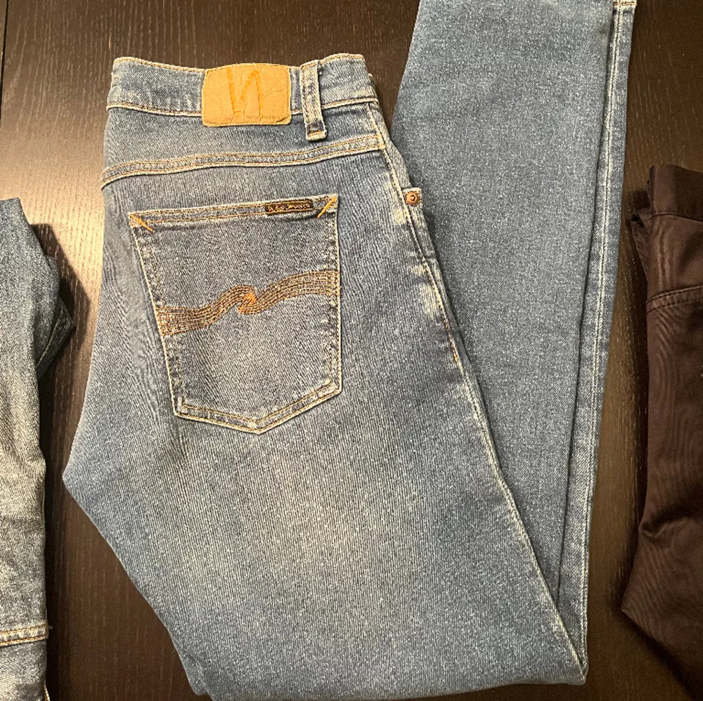 Helt nyköpta nudie jeans köpte dom för 2 dagar sedan men tog bort lapparna från byxorna så kunde inte retunera säljer för endast 699 storleken är 33/32 men passar även 30/32 då den är mer skinny model. Jeans & Byxor.