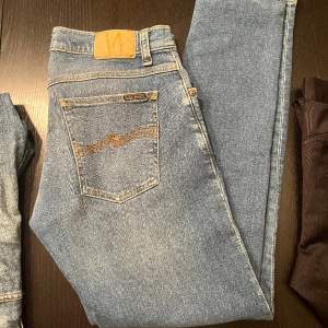 Helt nyköpta nudie jeans köpte dom för 2 dagar sedan men tog bort lapparna från byxorna så kunde inte retunera säljer för endast 699 storleken är 33/32 men passar även 30/32 då den är mer skinny model