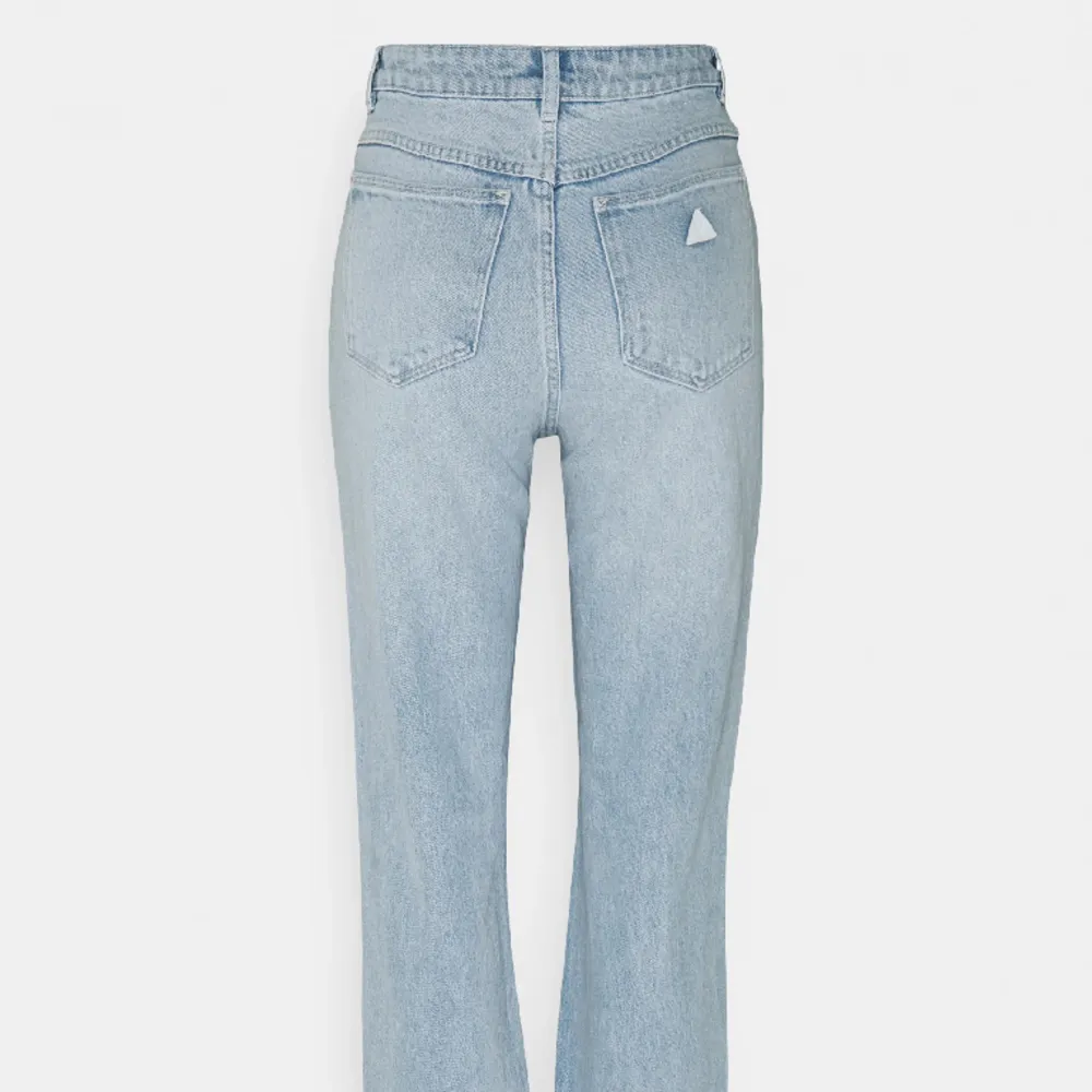 Säljer ett par jeans från abrand i strl 24, modellen straight 94 high waist.  Kan skicka egna bilder vid intresse, byxorna är för små för mig och har därför ej kommit till användning, så är i nyskick!☺️. T-shirts.