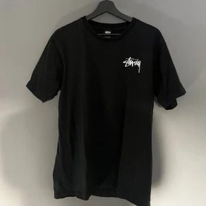 Stüssy Tee - Stussy dice tee 🎲  Storlek L passar samt M