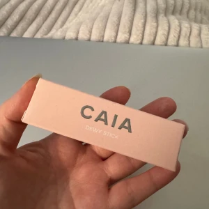 CAIA dewy stick - Oanvänd och oöppnad! Fick i deras adventskalender men kommer inte användas hos mig. Köp flera Caia produkter från mig så kan jag skicka allt i ett paket ist, säg till innan isf🩷 Nypris 175kr.