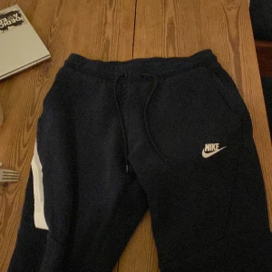 Nike teach  - Bra skick. Lite slitet snöre. En modell som ej sälj. Går att köpa till tröja.