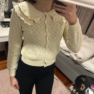 Stickad kofta/tröja - Stickad tröja med knappar från Kappahl. 