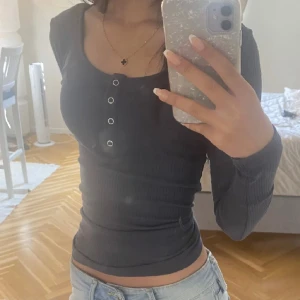 Långärmad tröja  - Säljer denna långärmade tröjan, inga skador eller sånt. Har andvänd några gånger men den kmr inte t någon andvänding längre