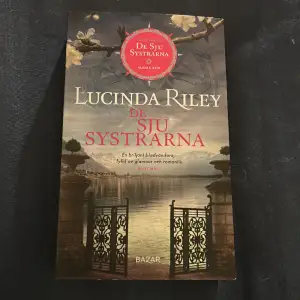 Boken de sju systrarna av Lucina Riley. Boken är helt ny och är i nyskick och har aldrig lästs, 535 sidor , nypris cirka 150 kr 