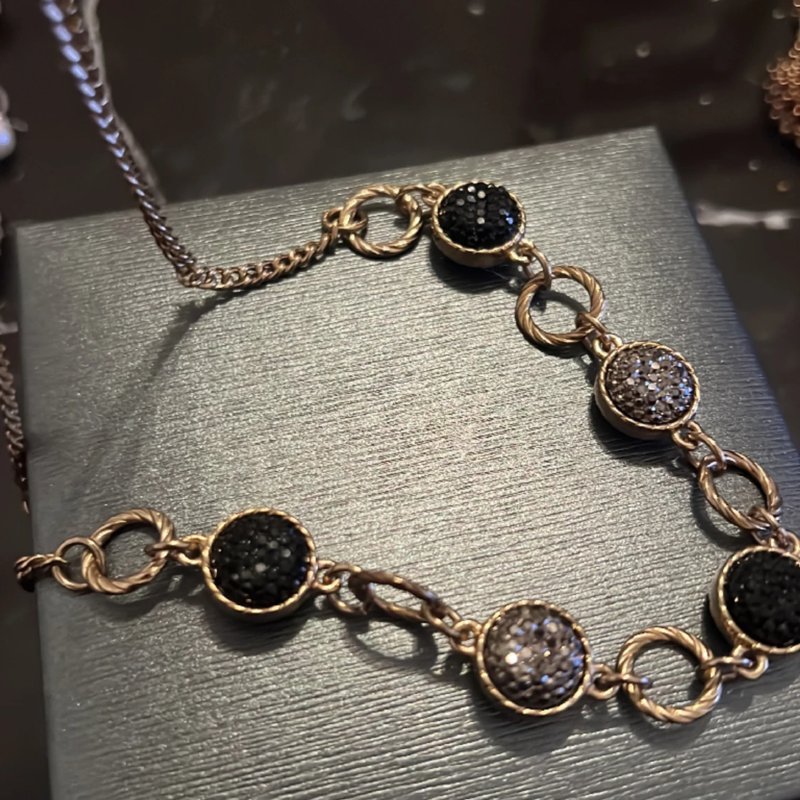 Medellångt halsband  - 91