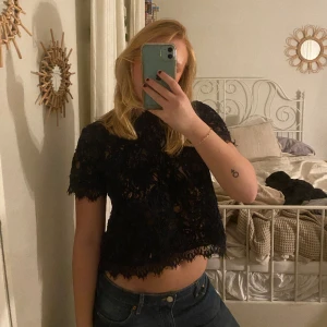 Svart spetstopp - Jättefin Marinblå/svart spets tröja i Storlek S, från Lindex märke Holy & White. Nyskick, använd fåtal gånger💋