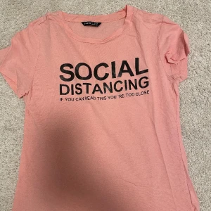 Rosa t-shirt med tryck - Väldigt bra skick Normal i storlek Finare i verkligheten 