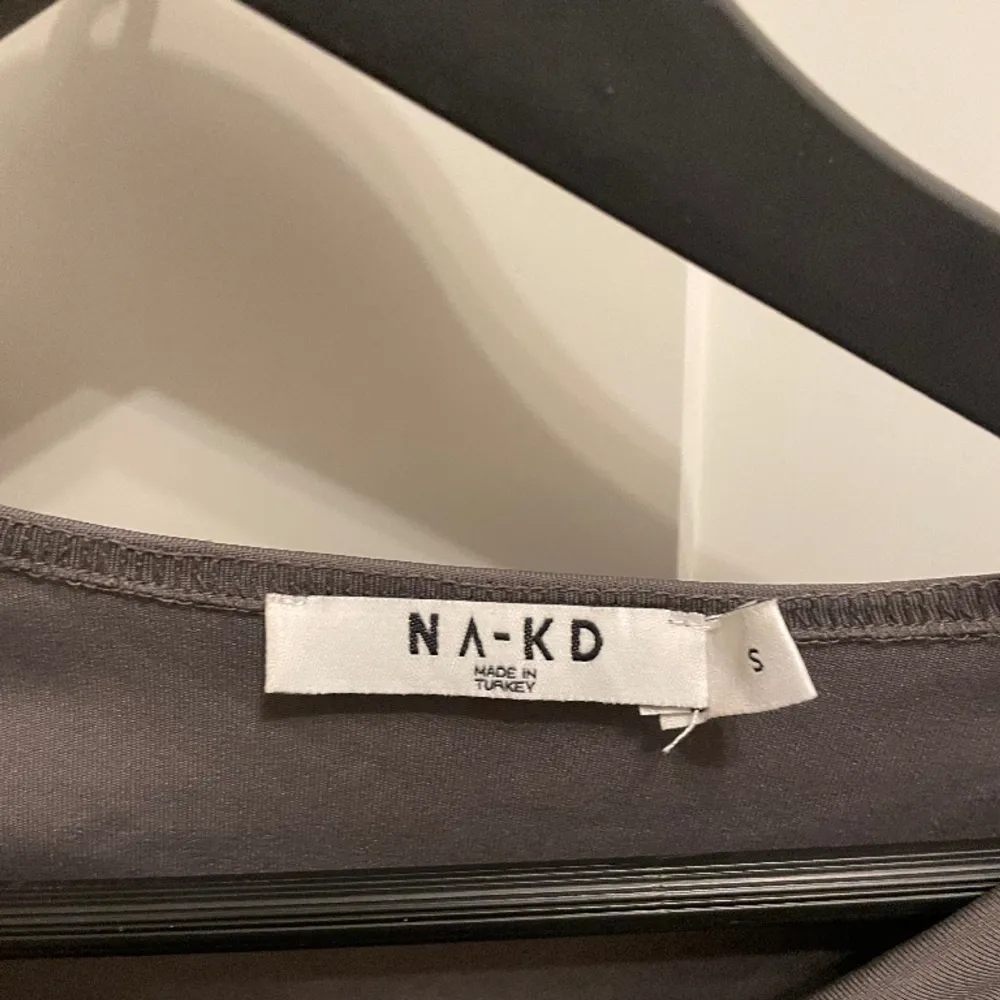 NA-KD tröja, använd 2 gånger. Passform kan justeras med snöret. Mindre i storlek. Tröjor & Koftor.