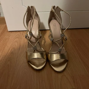 Guldiga klackskor från Kurt geiger  - Skit snygga klackskor, ganska hög klack ca 10cm