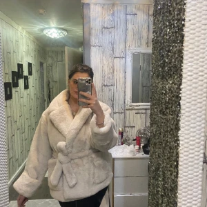 En mjuk pälskappa - Kappan är helt ny, med etikett kvar. Jättefin och varm. Det går att ha den utan bälte och med. Hör av dig för mer bilder☺️