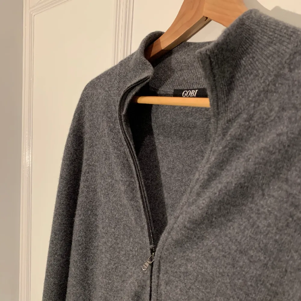 En askön cashmere zip hoodie från Gobi Cashmere som dessvärre inte längre kommer till användning. Den är 100% cashmere och i mycket bra skick!. Tröjor & Koftor.