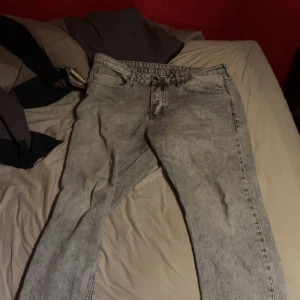 Jack&jones jeans  - Bra kvalitet! Bra passform men smalnar av lite ner till  Modell: Ridge blue Köptes för 450 kr