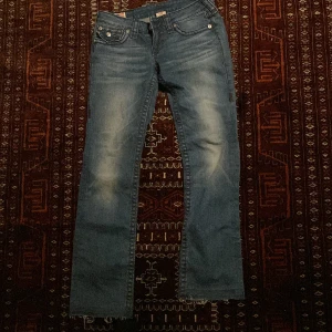True religion jeans storlek 28 - Raka o lågmidjade med lila sömmar💕