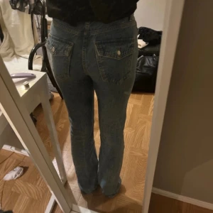 Jeans från asos - Säljer pga försmå för mig, nyskick och midwaist🩵