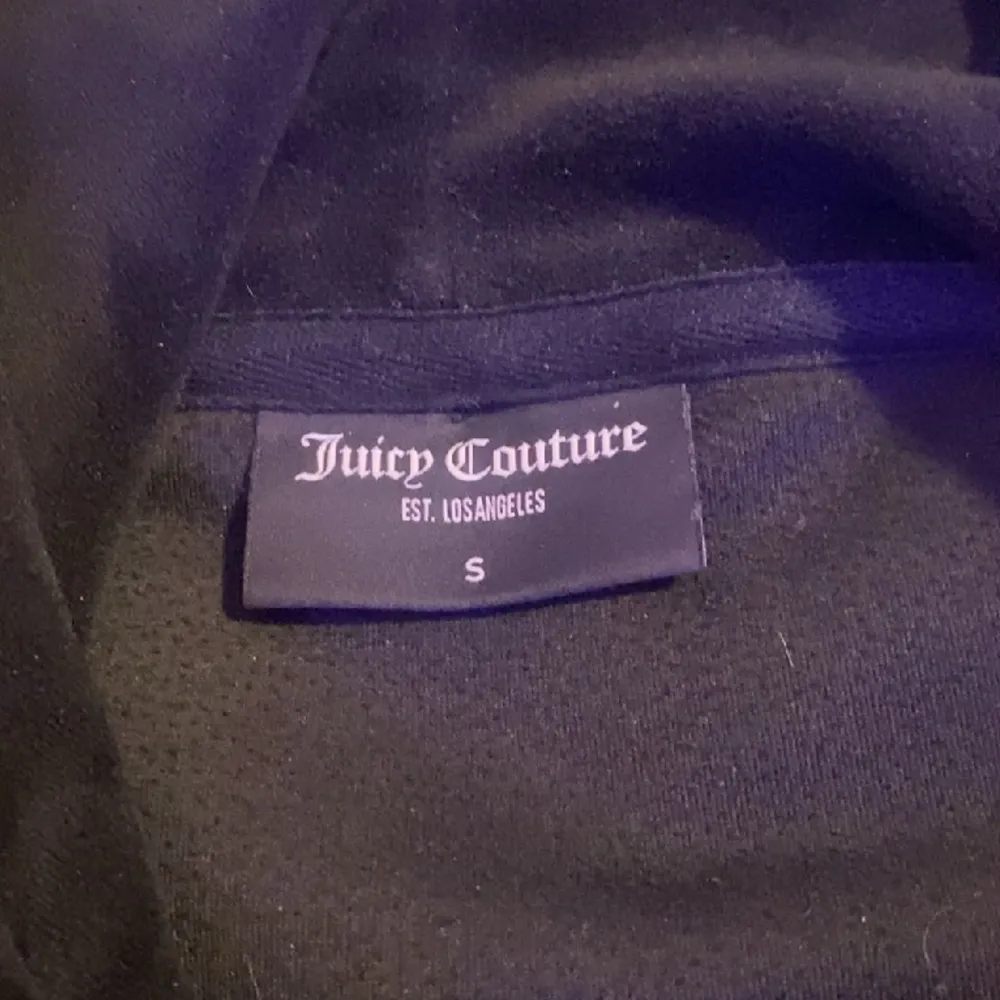 Juicy couture tröja i storlek S. Köptes för ett år sedan men är inte mycke använd. Säljer denna tröja för att den blivit för liten för mig. . Hoodies.