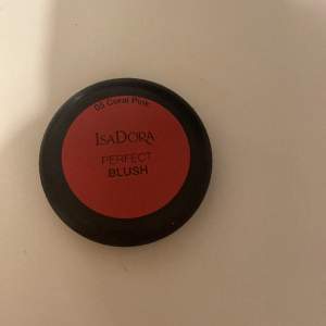 ett rouge/ blush från isadora, beställde hem i en annorlunda färg. passade inte mig så bra, så väljer att sälja köpte för 250❤️färgen 05 coral pink