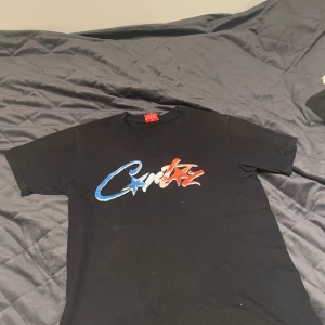 Corteiz t shirt - Corteiz t shirt som sitter rätt så litet. Skriv för mer frågor!