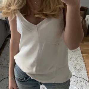Topp - Supersnyggt linne som ör perfekt till sommaren men även som festtopp🥰 knappt använt