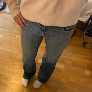 Low waist jeans som är ljusblåa och fade med mörkblå längst ned. 