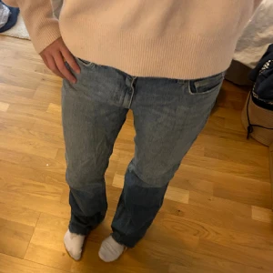 Low Waist jeans - Low waist jeans som är ljusblåa och fade med mörkblå längst ned. 