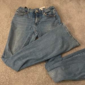 Säljer mina jeans från Gina Tricot, det är använda så lite slitna. De är låg midjade och bootcut🫶🏻 pris kan diskuteras. OBS tryck inte på köp nu skriv till mig först:)