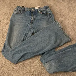 Säljer mina jeans från Gina Tricot, det är använda så lite slitna. De är låg midjade och bootcut🫶🏻 pris kan diskuteras. OBS tryck inte på köp nu skriv till mig först:)