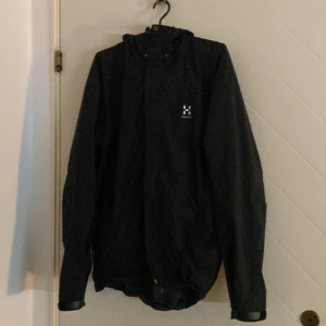 Haglöfs jacka - Tillbaka med en Haglöfs jacka. Nyskick och har bara använt den i 2 veckor nu. Storleken är M men passar L också. Vid snabb affär går de sänka priset, Skriv om du är intresserad!