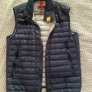 Parajumper väst - Säljer min parajumper väst då den är för liten på mig, inget fel på den nu går för 2000kr och uppåt.