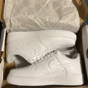 Air force 1  - Säljer mina air force 1 som jag fick av min farsa använder it för att dom kommer bli smutsiga under vintern. Säljer för 900 priset kan diskuteras vid snabb affär