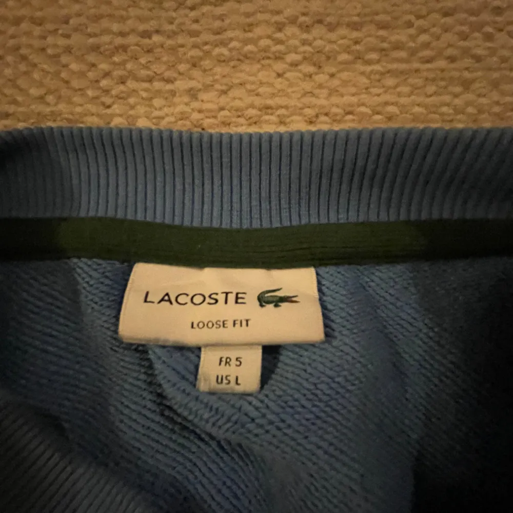 La coste tröja i ljus blå. Köpt för 1300kr säljs för 1100kr, då den har blivit för liten. Storlek L.. Tröjor & Koftor.