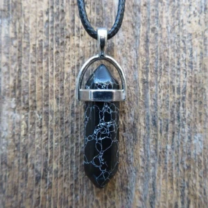 1st Halsband -Naturstenshalsband Svart howlite howlit - Stenstorlek: ca 0,8cm x 3,4cm. Kedjestorlek: ca 50cm. Använd en gång bara :)