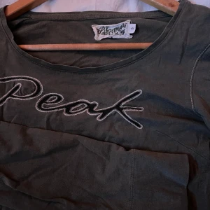 Peak performance tröja - Mörkgrön, tajt tröja från peak performance. Typ aldrig använd! Frakt ingår i priset✨