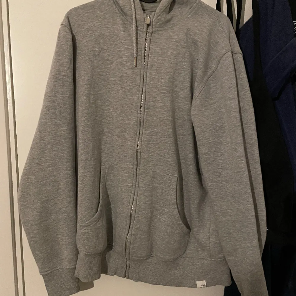 En grå zip hoodie ifrån solid storlek M passar även S. Skick 9/10. Hoodies.