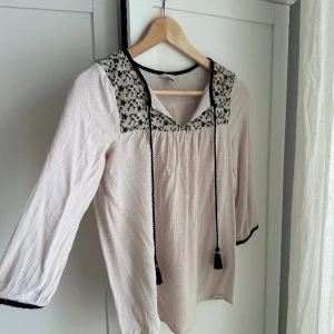 Superfin topp med svarta detaljer  - Topp med söta detaljer. Säljer då den är för liten på mig. Stl xs/s