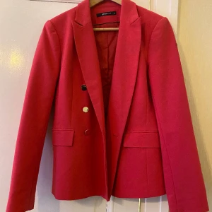 Rosa kavaj - Rosa kavaj från Gina tricot   Jättefint skick, knappt använd  storlek 38